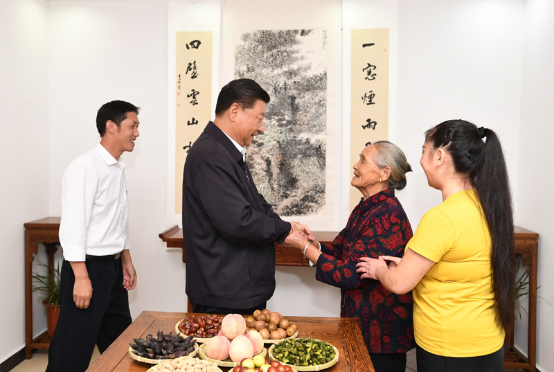 　　9月16日至18日，中共中央總書記、國家主席、中央軍委主席習(xí)近平在河南考察。這是16日下午，習(xí)近平在信陽市新縣田鋪鄉(xiāng)田鋪大塆“老家寒舍”民宿店，同店主一家親切交談。 新華社記者 謝環(huán)馳 攝