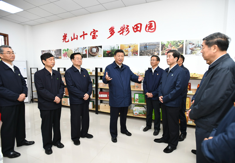 9月16日至18日，中共中央總書記、國家主席、中央軍委主席習(xí)近平在河南考察。這是17日上午，習(xí)近平在信陽市光山縣文殊鄉(xiāng)東岳村文化接待中心，了解光山縣脫貧工作和中辦在光山縣扶貧工作情況。新華社記者 謝環(huán)馳 攝