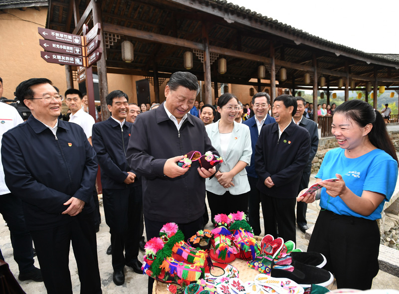 　　9月16日至18日，中共中央總書記、國家主席、中央軍委主席習(xí)近平在河南考察。這是16日下午，習(xí)近平在信陽市新縣田鋪鄉(xiāng)田鋪大塆考察調(diào)研。 新華社記者 謝環(huán)馳 攝