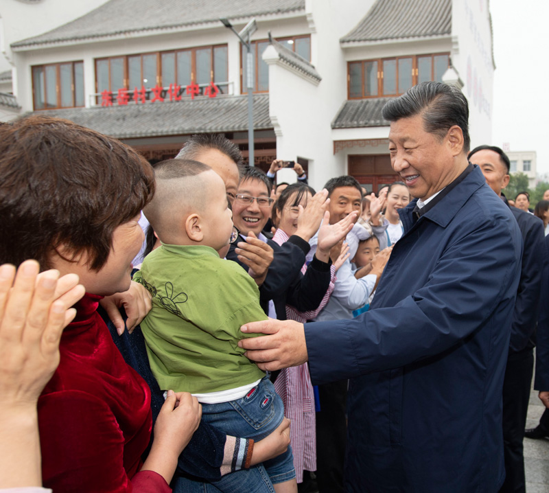 9月16日至18日，中共中央總書記、國家主席、中央軍委主席習(xí)近平在河南考察。這是17日上午，習(xí)近平在信陽市光山縣文殊鄉(xiāng)東岳村同鄉(xiāng)親們親切交流，祝愿鄉(xiāng)親們生活芝麻開花節(jié)節(jié)高。新華社記者 謝環(huán)馳 攝