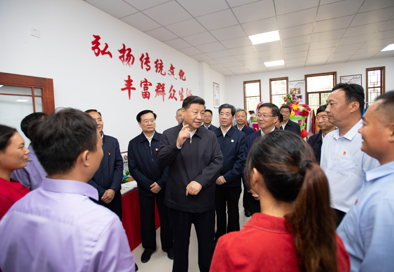 9月16日至18日，中共中央總書記、國家主席、中央軍委主席習(xí)近平在河南考察。這是17日上午，習(xí)近平在信陽市光山縣文殊鄉(xiāng)東岳村文化接待中心，同當(dāng)?shù)孛撠氈赂粠ь^人親切交流，勉勵他們帶動更多鄉(xiāng)親們致富。新華社記者 謝環(huán)馳 攝