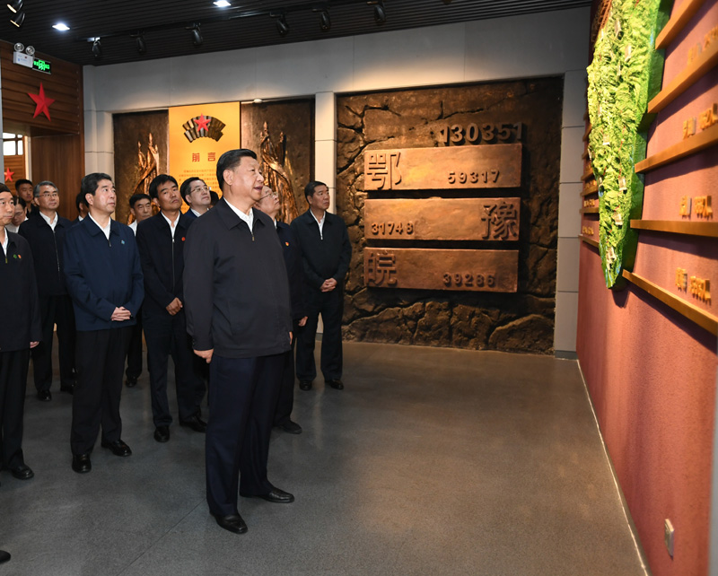 9月16日至18日，中共中央總書記、國家主席、中央軍委主席習(xí)近平在河南考察。這是16日下午，習(xí)近平來到位于信陽市新縣的鄂豫皖蘇區(qū)首府烈士陵園，瞻仰革命烈士紀(jì)念堂。 新華社記者 謝環(huán)馳 攝