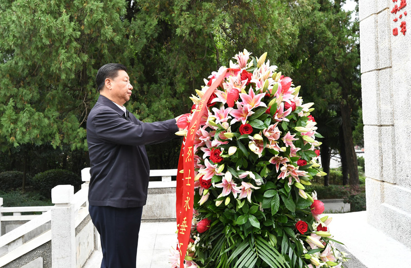 　　9月16日至18日，中共中央總書記、國家主席、中央軍委主席習(xí)近平在河南考察。這是16日下午，習(xí)近平來到位于信陽市新縣的鄂豫皖蘇區(qū)首府烈士陵園，瞻仰革命烈士紀(jì)念碑，向革命先烈敬獻(xiàn)花籃。 新華社記者 謝環(huán)馳 攝