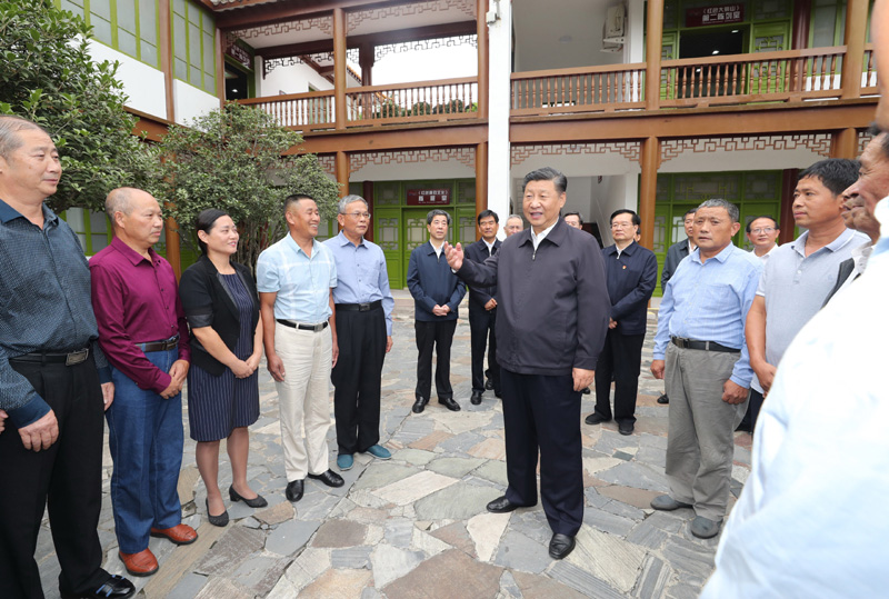 　　9月16日至18日，中共中央總書記、國家主席、中央軍委主席習(xí)近平在河南考察。這是16日下午，習(xí)近平在位于信陽市新縣的鄂豫皖蘇區(qū)首府革命博物館，同當(dāng)?shù)丶t軍后代、革命烈士家屬代表親切交談。 新華社記者 鞠鵬 攝
