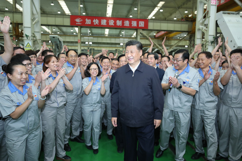 9月16日至18日，中共中央總書記、國家主席、中央軍委主席習(xí)近平在河南考察。這是17日下午，習(xí)近平在鄭州煤礦機(jī)械集團(tuán)股份有限公司總裝車間同工人們親切交流，鼓勵他們加強(qiáng)自主創(chuàng)新，爭創(chuàng)發(fā)展戰(zhàn)略優(yōu)勢。新華社記者 鞠鵬 攝