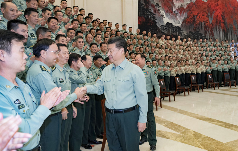 9月16日至18日，中共中央總書記、國家主席、中央軍委主席習(xí)近平在河南考察。這是18日上午，習(xí)近平在鄭州親切接見駐河南部隊(duì)副師職以上領(lǐng)導(dǎo)干部和團(tuán)級單位主官，代表黨中央和中央軍委向駐河南部隊(duì)全體官兵致以誠摯問候。新華社記者 李剛 攝