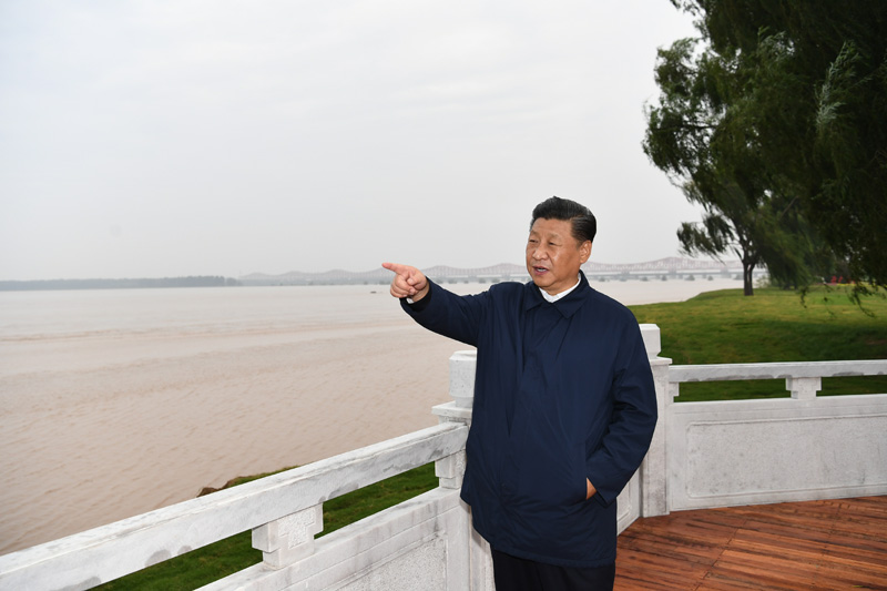 9月16日至18日，中共中央總書記、國家主席、中央軍委主席習(xí)近平在河南考察。這是17日下午，習(xí)近平在鄭州黃河國家地質(zhì)公園，眺望黃河鄭州段。新華社記者 謝環(huán)馳 攝