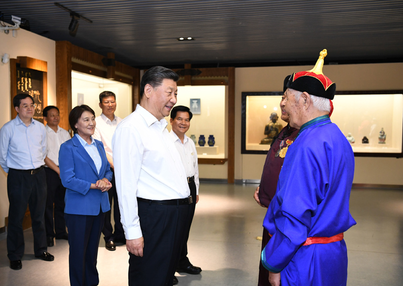 7月15日至16日，中共中央總書記、國家主席、中央軍委主席習(xí)近平在內(nèi)蒙古考察并指導(dǎo)開展“不忘初心、牢記使命”主題教育。這是15日上午，習(xí)近平在赤峰博物館同古典民族史詩《格薩（斯）爾》非物質(zhì)文化遺產(chǎn)傳承人親切交談。