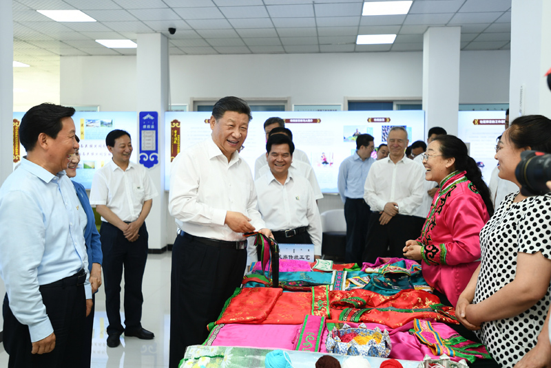 7月15日至16日，中共中央總書記、國家主席、中央軍委主席習(xí)近平在內(nèi)蒙古考察并指導(dǎo)開展“不忘初心、牢記使命”主題教育。這是15日上午，習(xí)近平在赤峰市松山區(qū)興安街道臨潢家園社區(qū)，同社區(qū)居民親切交流。