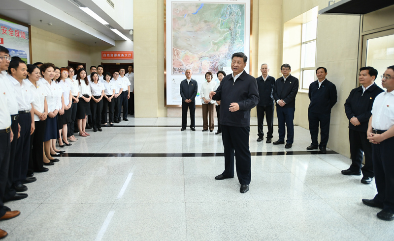 7月15日至16日，中共中央總書記、國家主席、中央軍委主席習(xí)近平在內(nèi)蒙古考察并指導(dǎo)開展“不忘初心、牢記使命”主題教育。這是16日上午，習(xí)近平到內(nèi)蒙古自治區(qū)自然資源廳，實(shí)地調(diào)研指導(dǎo)開展“不忘初心、牢記使命”主題教育。
