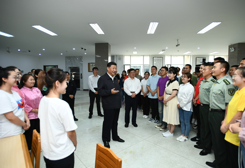 7月15日至16日，中共中央總書記、國家主席、中央軍委主席習(xí)近平在內(nèi)蒙古考察并指導(dǎo)開展“不忘初心、牢記使命”主題教育。這是16日上午，習(xí)近平在內(nèi)蒙古大學(xué)圖書館同學(xué)生們親切交談，勉勵(lì)他們志存高遠(yuǎn)、腳踏實(shí)地、發(fā)奮圖強(qiáng)。