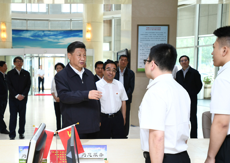 7月15日至16日，中共中央總書記、國家主席、中央軍委主席習(xí)近平在內(nèi)蒙古考察并指導(dǎo)開展“不忘初心、牢記使命”主題教育。這是16日上午，習(xí)近平在內(nèi)蒙古自治區(qū)自然資源廳自然資源政務(wù)大廳同工作人員交談，了解開展主題教育和落實(shí)便捷高效政務(wù)服務(wù)等情況。