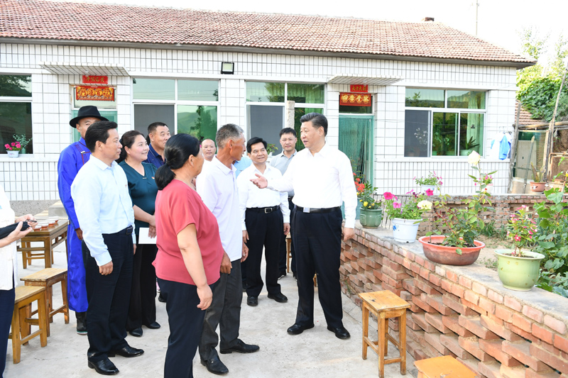 7月15日至16日，中共中央總書記、國家主席、中央軍委主席習(xí)近平在內(nèi)蒙古考察并指導(dǎo)開展“不忘初心、牢記使命”主題教育。這是15日下午，習(xí)近平在赤峰市喀喇沁旗河南街道馬鞍山村村民張國利家，同基層干部群眾代表親切交流。