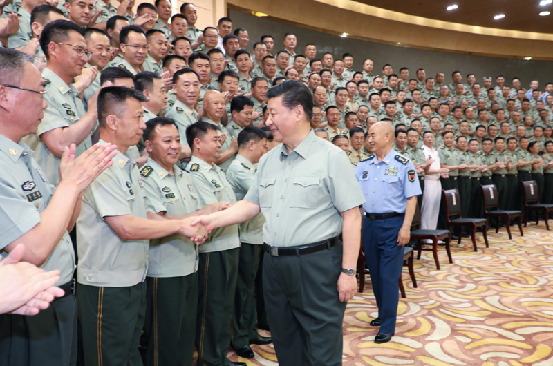 7月15日至16日，中共中央總書記、國家主席、中央軍委主席習(xí)近平在內(nèi)蒙古考察并指導(dǎo)開展“不忘初心、牢記使命”主題教育。這是16日上午，習(xí)近平在呼和浩特親切接見駐內(nèi)蒙古部隊(duì)副師職以上領(lǐng)導(dǎo)干部和團(tuán)級(jí)單位主官，代表黨中央和中央軍委向駐內(nèi)蒙古部隊(duì)全體官兵致以誠摯問候。