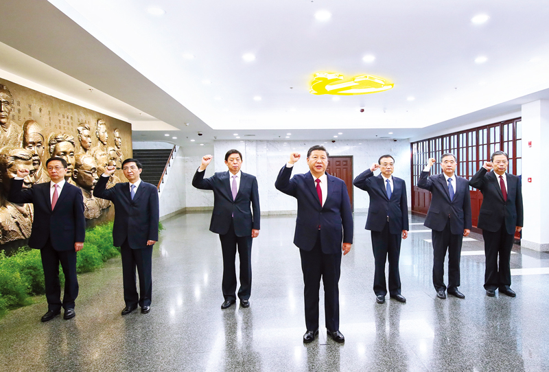 　2017年10月31日，中共中央總書記、國家主席、中央軍委主席習(xí)近平帶領(lǐng)中共中央政治局常委李克強、栗戰(zhàn)書、汪洋、王滬寧、趙樂際、韓正，瞻仰上海中共一大會址和浙江嘉興南湖紅船。這是31日上午，在上海中共一大會址紀念館，習(xí)近平帶領(lǐng)其他中共中央政治局常委同志一起重溫入黨誓詞。 新華社記者 蘭紅光/攝