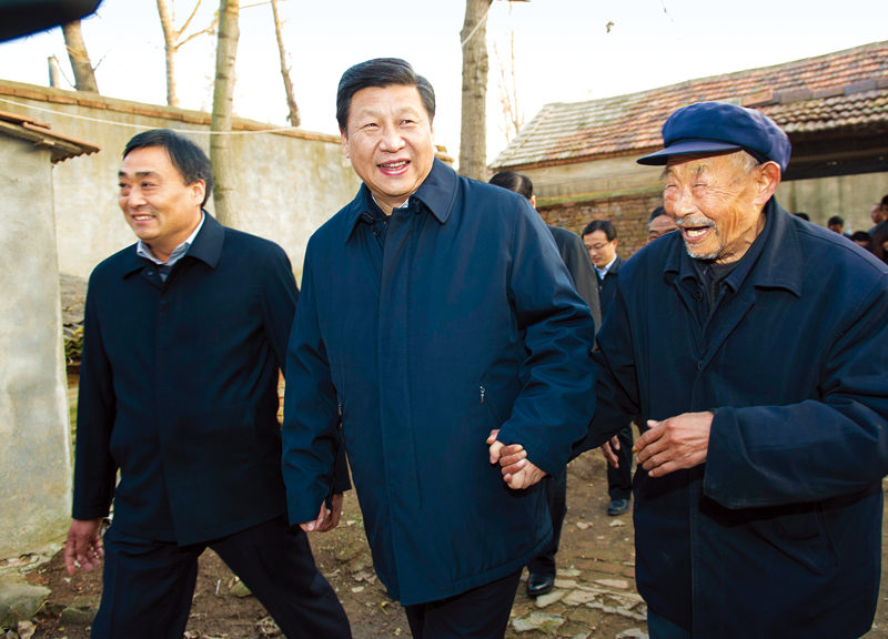 　2013年11月24日至28日，中共中央總書記、國家主席、中央軍委主席習(xí)近平在山東考察。 這是25日下午，習(xí)近平在地處沂蒙老區(qū)的臨沭縣曹莊鎮(zhèn)朱村親切地拉著83歲的“老支前”王克昌的手去他家看望。 新華社記者 謝環(huán)馳/攝
