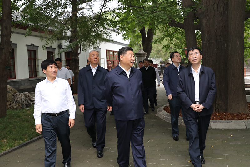 9月12日，中共中央總書記、國(guó)家主席、中央軍委主席習(xí)近平視察中共中央北京香山革命紀(jì)念地。這是習(xí)近平瞻仰雙清別墅。