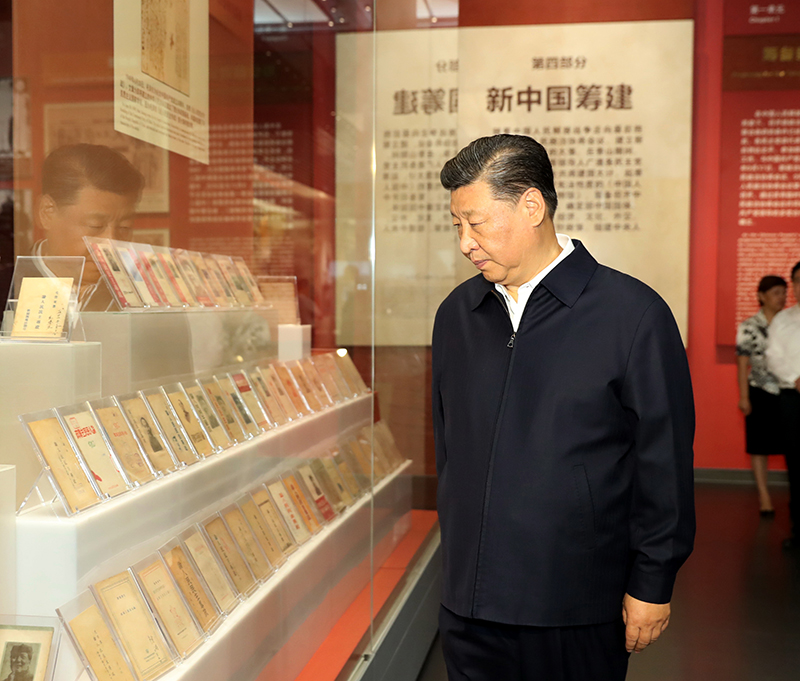 9月12日，中共中央總書記、國(guó)家主席、中央軍委主席習(xí)近平視察中共中央北京香山革命紀(jì)念地。這是習(xí)近平在香山革命紀(jì)念館參觀《為新中國(guó)奠基》主題展覽。