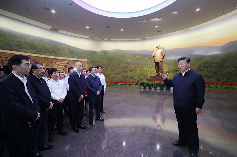 9月12日，中共中央總書記、國(guó)家主席、中央軍委主席習(xí)近平視察中共中央北京香山革命紀(jì)念地。這是習(xí)近平在香山革命紀(jì)念館參觀《為新中國(guó)奠基》主題展覽，并發(fā)表重要講話。