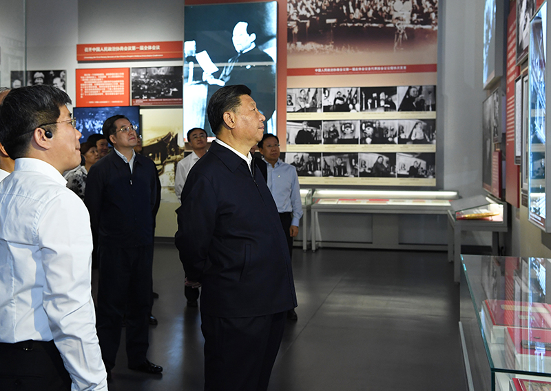 9月12日，中共中央總書記、國(guó)家主席、中央軍委主席習(xí)近平視察中共中央北京香山革命紀(jì)念地。這是習(xí)近平在香山革命紀(jì)念館參觀《為新中國(guó)奠基》主題展覽。