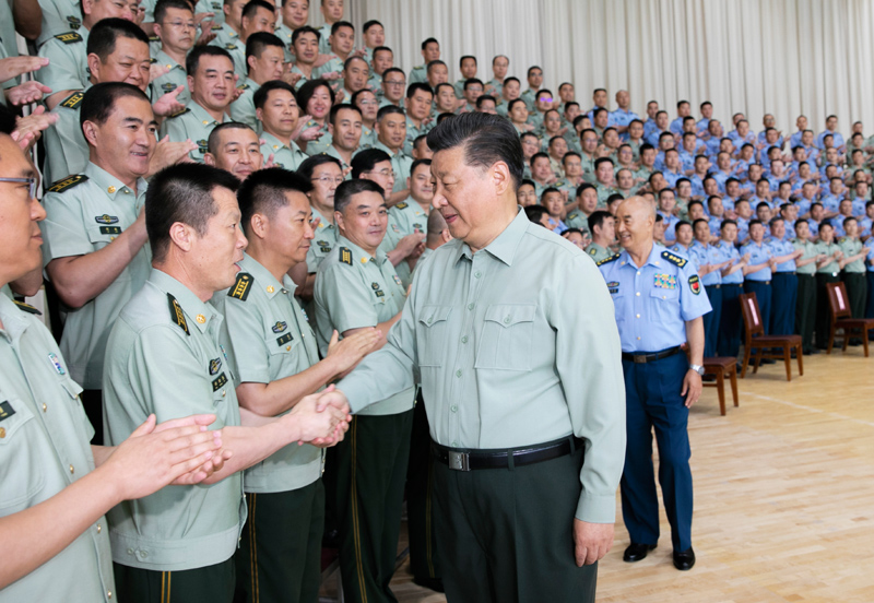 8月22日，中共中央總書記、國家主席、中央軍委主席習(xí)近平到空軍某基地視察。這是習(xí)近平親切接見駐甘肅部隊(duì)副師職以上領(lǐng)導(dǎo)干部和團(tuán)級單位主官。