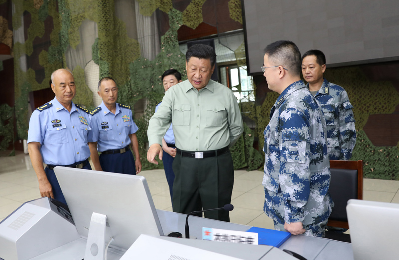 8月22日，中共中央總書記、國家主席、中央軍委主席習(xí)近平到空軍某基地視察。這是習(xí)近平察看基地作戰(zhàn)指揮中心，了解戰(zhàn)備值班和訓(xùn)練情況。