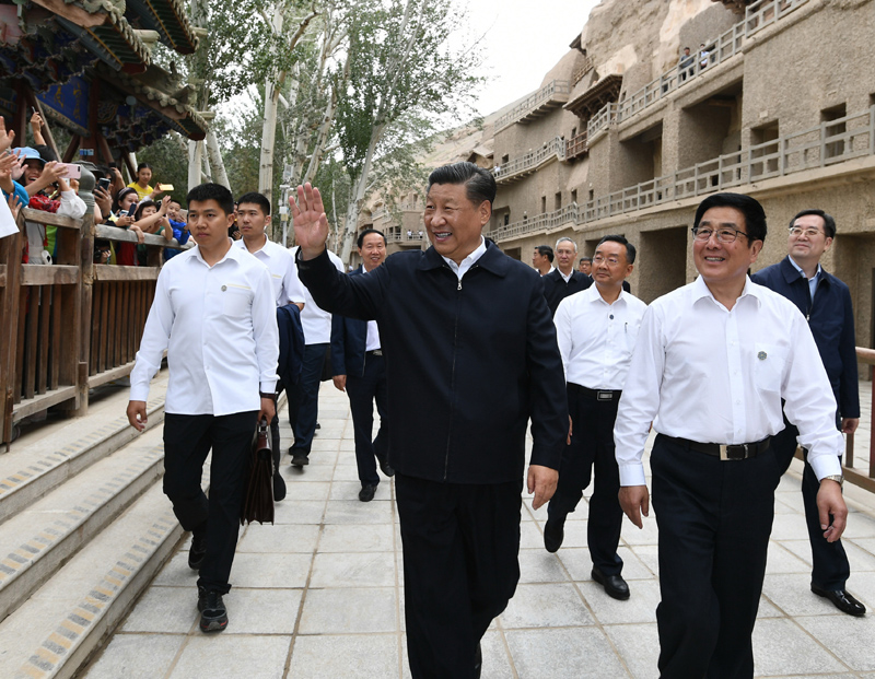8月19日至22日，中共中央總書記、國家主席、中央軍委主席習近平在甘肅考察。這是19日下午，習近平在敦煌莫高窟考察調(diào)研時，向正在參觀的游客親切招手致意。