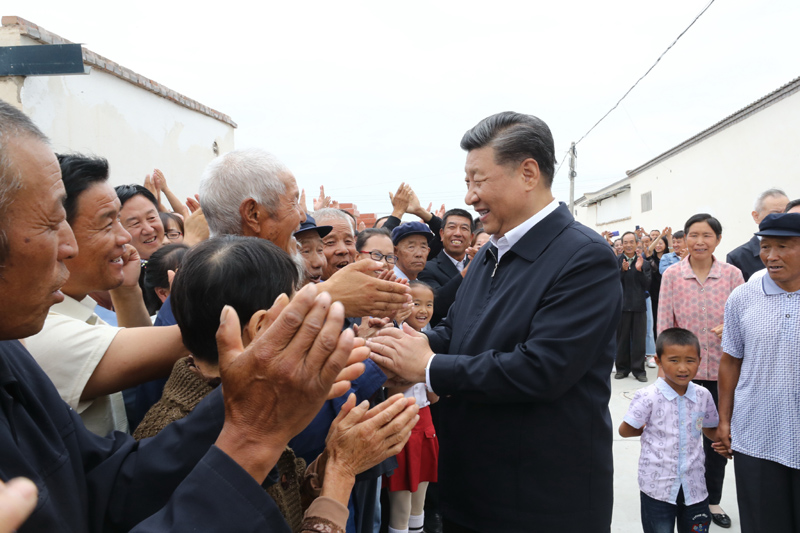 8月19日至22日，中共中央總書記、國家主席、中央軍委主席習近平在甘肅考察。這是21日上午，習近平在武威市古浪縣黃花灘生態(tài)移民區(qū)富民新村同村民親切交談。