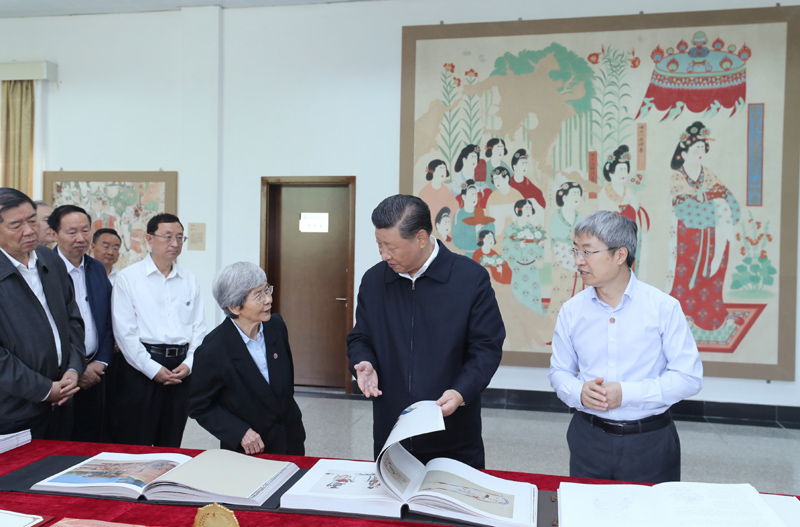 8月19日至22日，中共中央總書記、國家主席、中央軍委主席習近平在甘肅考察。這是19日下午，習近平在敦煌研究院察看珍藏文物和學術(shù)成果展示，了解文物保護和研究、弘揚優(yōu)秀歷史文化情況。