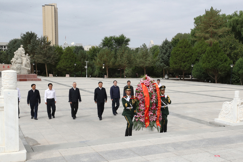 8月19日至22日，中共中央總書記、國家主席、中央軍委主席習近平在甘肅考察。這是20日上午，習近平來到張掖市高臺縣，瞻仰中國工農(nóng)紅軍西路軍紀念碑，向革命先烈敬獻花籃。