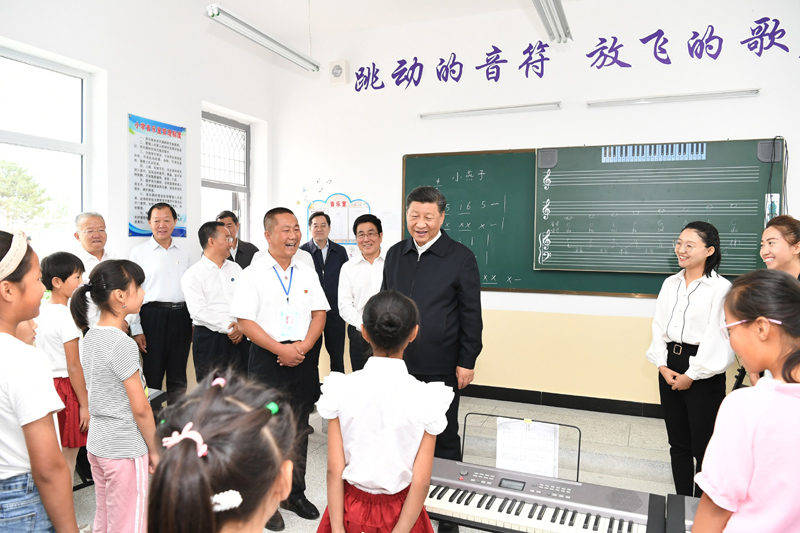 8月19日至22日，中共中央總書記、國家主席、中央軍委主席習近平在甘肅考察。這是21日上午，習近平在武威市古浪縣黃花灘生態(tài)移民區(qū)富民新村富民小學的音樂教室，認真觀看正在進行的音樂課教學。