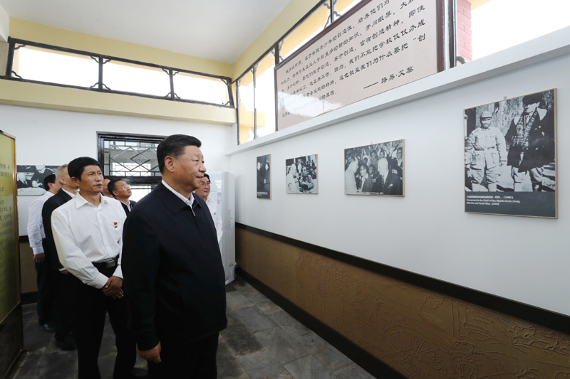 8月19日至22日，中共中央總書記、國家主席、中央軍委主席習近平在甘肅考察。這是20日下午，習近平在張掖市山丹培黎學校參觀學校創(chuàng)辦人路易·艾黎故居。