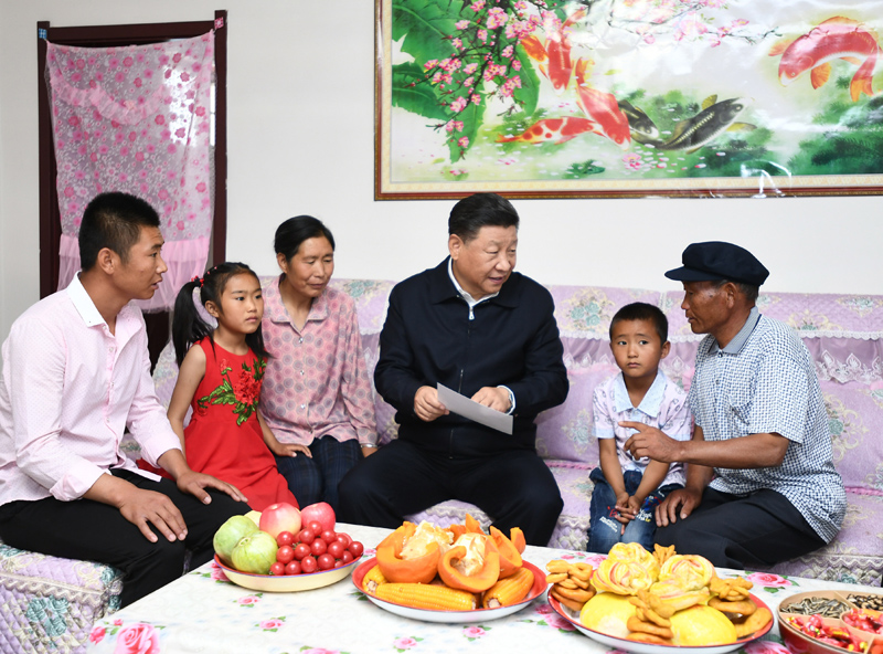 8月19日至22日，中共中央總書記、國家主席、中央軍委主席習近平在甘肅考察。這是21日上午，習近平在武威市古浪縣黃花灘生態(tài)移民區(qū)富民新村村民李應(yīng)川家，同李應(yīng)川一家拉家常。