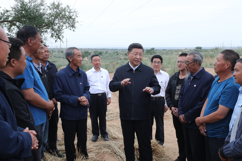 8月19日至22日，中共中央總書記、國家主席、中央軍委主席習近平在甘肅考察。這是21日上午，習近平在武威市古浪縣八步沙林場同“六老漢”代表及林場職工親切交談。