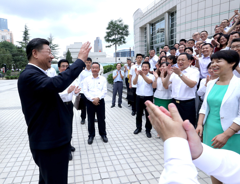 8月19日至22日，中共中央總書記、國家主席、中央軍委主席習近平在甘肅考察。這是21日下午，習近平在讀者出版集團有限公司同工作人員親切交談。