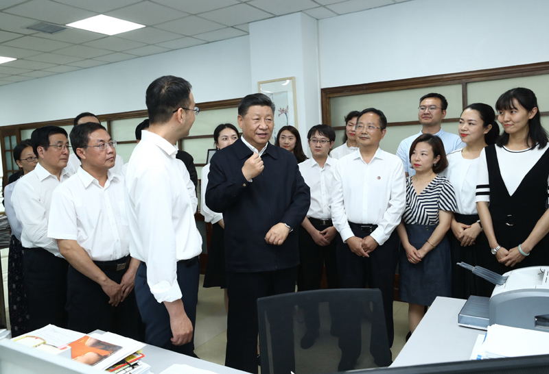 8月19日至22日，中共中央總書記、國家主席、中央軍委主席習近平在甘肅考察。這是21日下午，習近平在《讀者》編輯部同工作人員交流，勉勵他們?yōu)槿嗣裉峁└鄡?yōu)秀精神食糧。