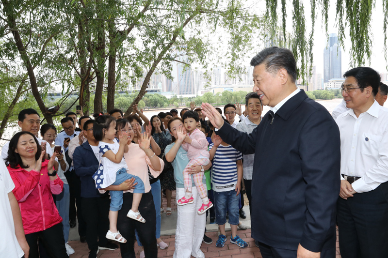 8月19日至22日，中共中央總書記、國家主席、中央軍委主席習近平在甘肅考察。這是21日下午，習近平在蘭州市黃河治理蘭鐵泵站項目點同正在休閑的群眾親切交談。
