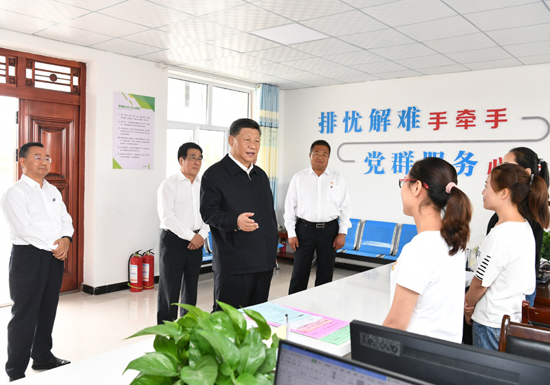 8月19日至22日，中共中央總書記、國家主席、中央軍委主席習近平在甘肅考察。這是21日上午，習近平在武威市古浪縣黃花灘生態(tài)移民區(qū)富民新村黨群服務(wù)中心考察。